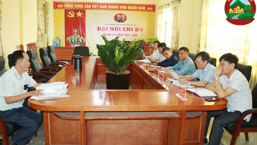 Đồng chí Bí thư Đảng ủy xã Phú Cát tiếp công dân định kỳ, lắng nghe 15 lượt ý kiến, kiến nghị