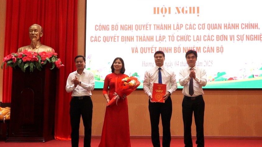 Xã Hương Sơn: Công bố Quyết định thành lập các cơ quan chuyên môn, đơn vị sự nghiệp và công tác cán bộ