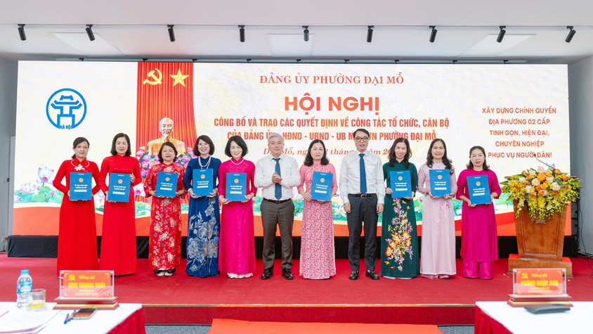 Phường Đại Mỗ công bố và trao các Quyết định về công tác tổ chức, cán bộ