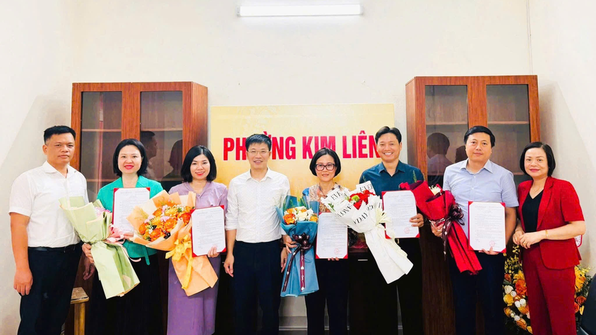 PHƯỜNG KIM LIÊN: TRAO CÁC QUYẾT ĐỊNH VỀ TỔ CHỨC BỘ MÁY VÀ CÔNG TÁC CÁN BỘ