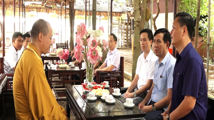 Các đồng chí lãnh đạo xã Hương Sơn thăm các cơ sở tôn giáo trên địa bàn