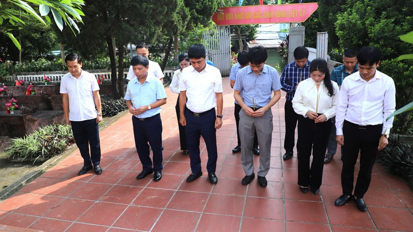 Lãnh đạo xã Yên Xuân dâng hương tưởng niệm các anh hùng liệt sĩ
