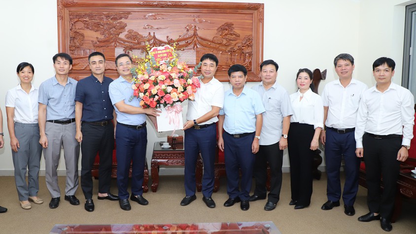 Lãnh đạo xã Yên Xuân thăm, chúc mừng các xã mới