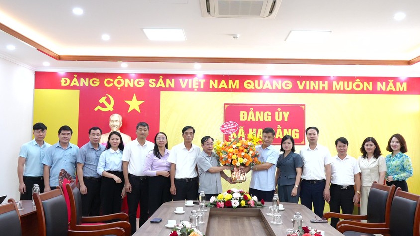 “Đoàn lãnh đạo xã Hòa Lạc chúc mừng xã Hạ Bằng, thắt chặt tình đoàn kết sau sáp nhập”