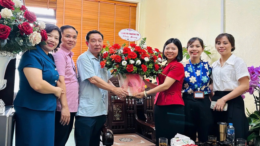 Đại diện lãnh đạo UBND xã Thường Tín đến thăm, tặng hoa chúc mừng và động viên các cơ quan chuyên môn, đơn vị sự nghiệp thuộc UBND xã