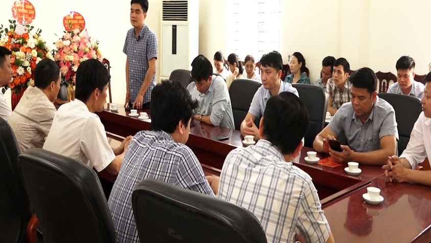 Lãnh đạo HĐND, UBND xã Hương Sơn gặp mặt, giao nhiệm các đơn vị sự nghiệp và Công an xã