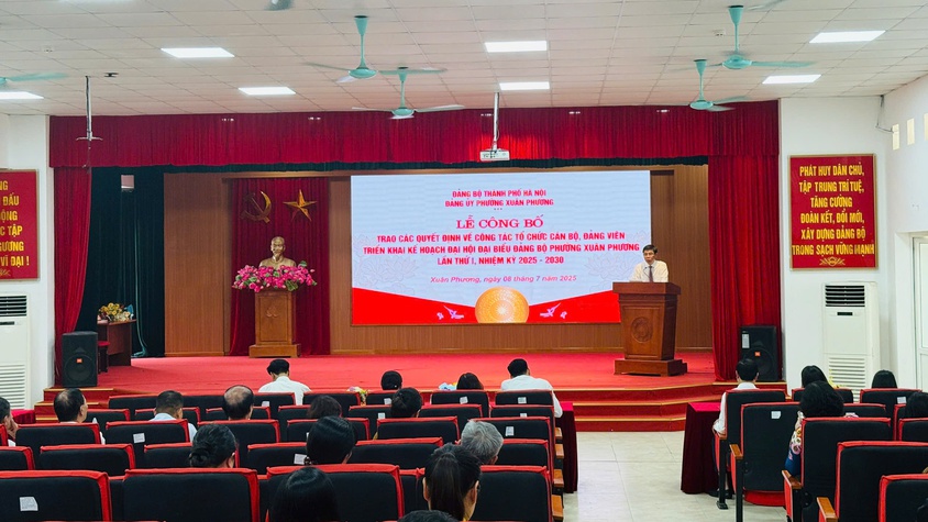 Lễ công bố, trao các Quyết định về công tác tổ chức cán bộ, đảng viên và triển khai kế hoạch Đại hội Đại biểu Đảng bộ phường Xuân phương lần thứ I, nhiệm kỳ 2025 - 2030.