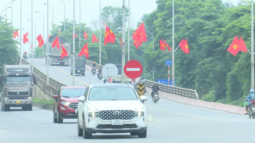 Phát huy truyền thống yêu nước, Nhân dân xã Quốc Oai tích cực treo cờ Tổ quốc, cờ Đảng chào mừng đại hội Đảng bộ xã và kỷ niệm 80 năm Cách mạng Tháng Tám, Quốc khánh 2/9