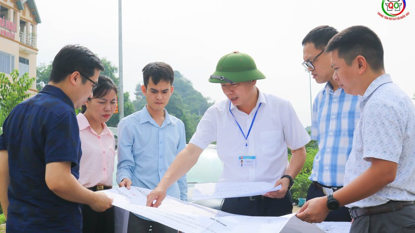 Phó Chủ tịch UBND xã Quốc Oai Nguyễn Hữu Sơn kiểm tra công tác giải phóng mặt bằng và tiến độ triển khai một số dự án trọng điểm trên địa bàn
