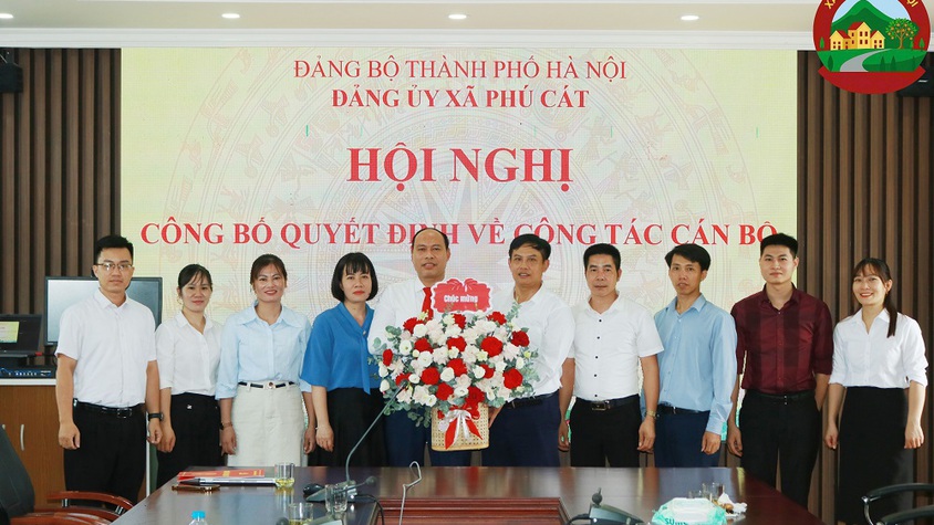 Phú Cát: Trao quyết định bổ nhiệm Phó Chánh Văn phòng Đảng ủy xã