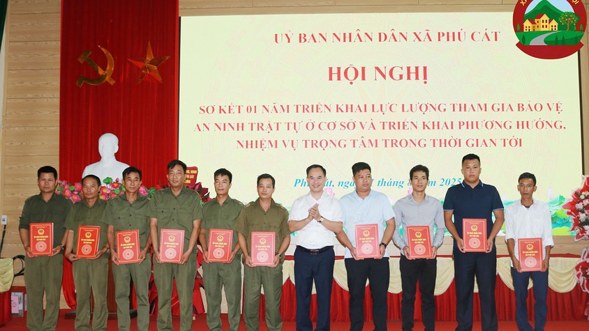 Phú Cát: Sơ kết 1 năm triển khai lực lượng tham gia bảo vệ an ninh, trật tự ở cơ sở
