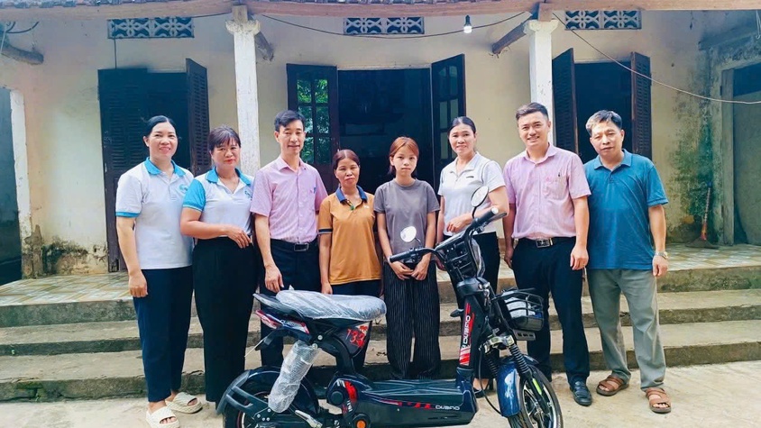Ngân hàng chính sách xã hội Ba Vì phối hợp với Hội Liên hiệp Phụ nữ xã Yên Bài tổ chức tặng quà cho học sinh có hoàn cảnh đặc biệt khó khăn trên địa bàn xã.