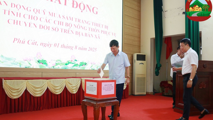 Phú Cát tổ chức lễ chào cờ đầu tháng 8 và phát động ủng hộ quỹ mua sắm thiết bị CNTT cho các chi bộ nông thôn