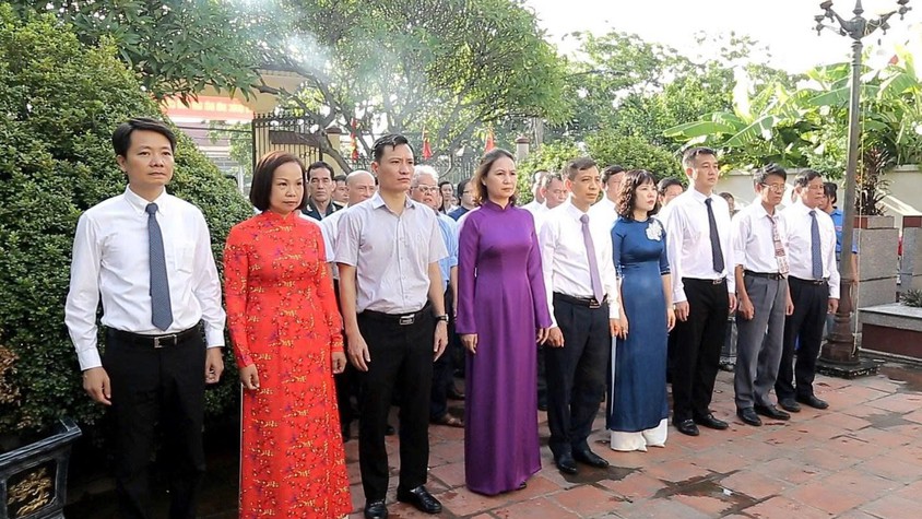 Đoàn đại biểu phường Dương Nội viếng nghĩa trang liệt sỹ trước thềm Đại hội Đảng bộ phường lần thứ I, nhiệm kỳ 2025 – 2030