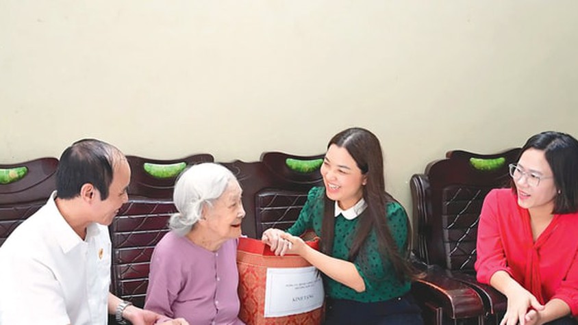 Hà Nội trao 118.035 suất quà tặng người có công dịp Quốc khánh