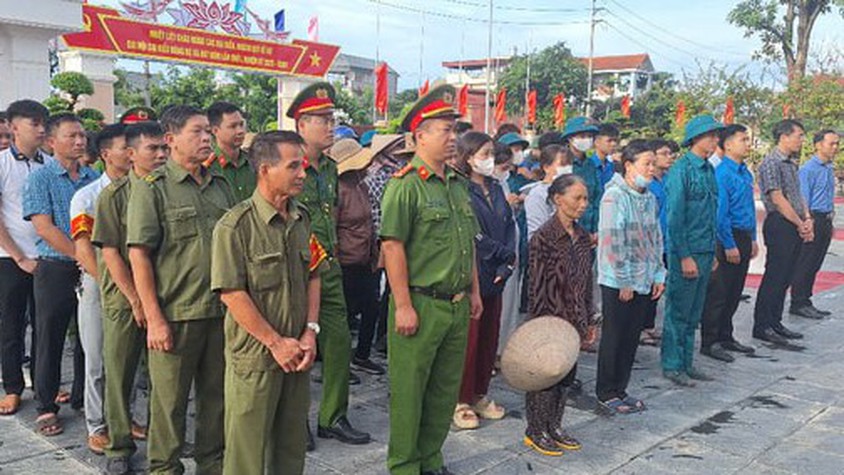 Xã Hát Môn ra quân vệ sinh môi trường chào mừng Đại hội đại biểu Đảng bộ