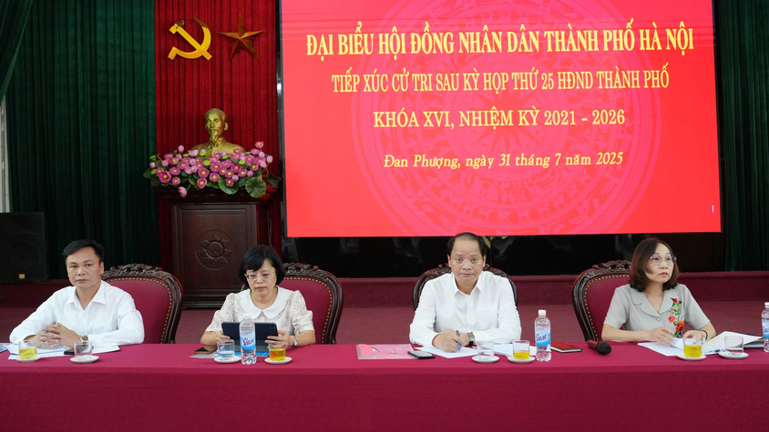 Đại biểu HĐND thành phố Hà Nội tiếp xúc cử tri sau kỳ họp thứ 25.
