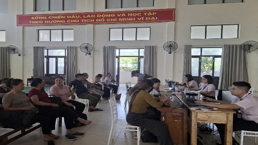 Phòng giao dịch NHCSXH Thanh Oai tổ chức phiên giao dịch cố định tại điểm giao dịch xã Dân Hòa