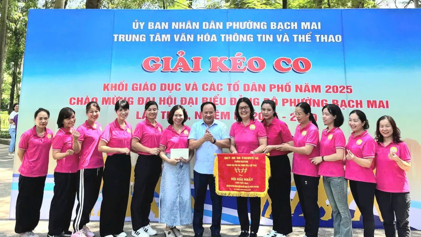 Phường Bạch Mai: 400 vận động viên sôi nổi tranh tài tại Giải kéo co khối giáo dục và tổ dân phố