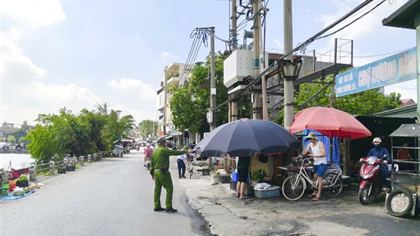 Công an xã Gia Lâm ra quân bảo đảm trật tự đô thị, trật tự công cộng và vệ sinh môi trường