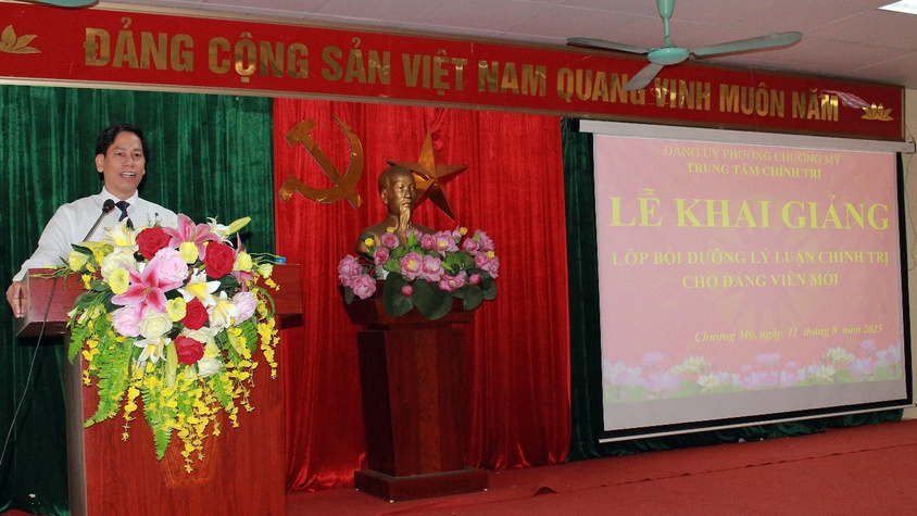Trung tâm Chính trị khu vực Chương Mỹ khai giảng lớp bồi dưỡng chính trị cho Đảng viên mới
