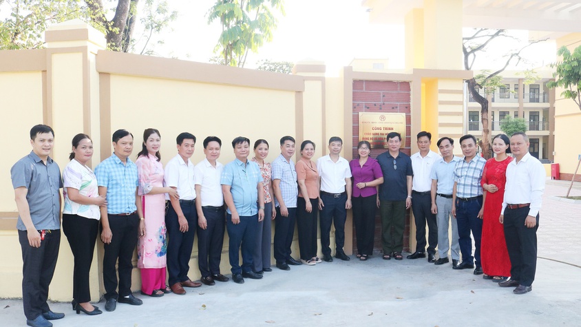 Hòa Phú: Tổ chức Lễ gắn biển công trình chào mừng Đại hội Đại biểu Đảng bộ xã lần thứ I, nhiệm kỳ 2025 – 2030

