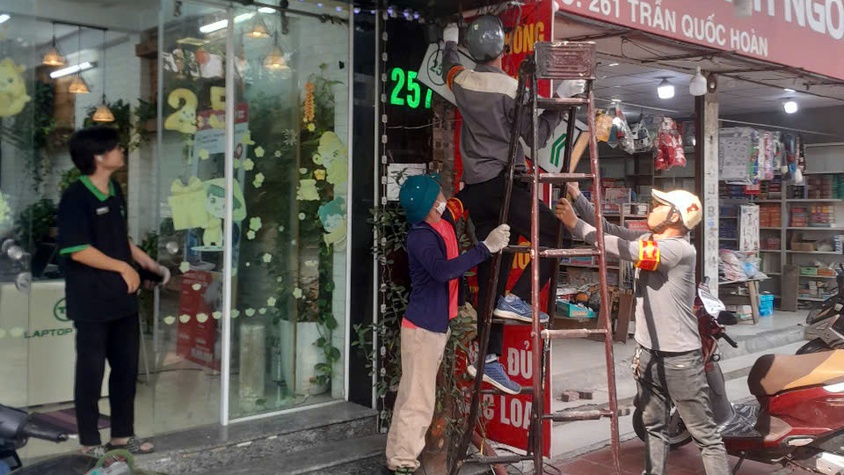 Phường Cầu Giấy ra quân xử lý vi phạm trật tự đô thị trên tuyến phố Trần Quốc Hoàn