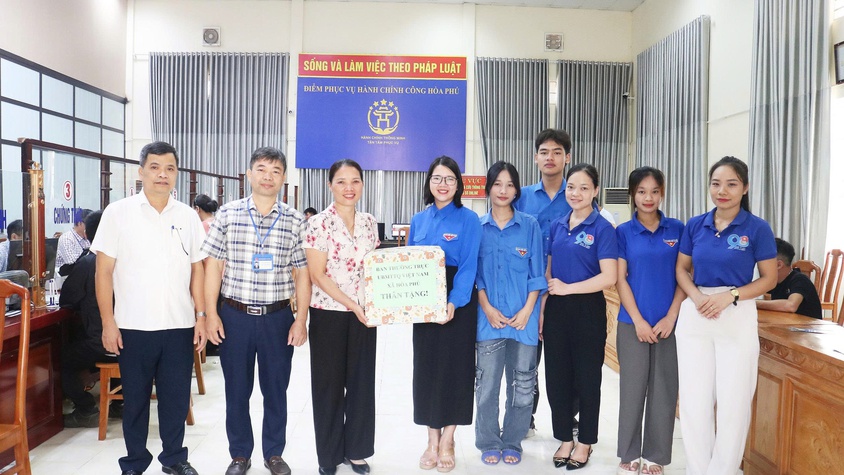 Lãnh đạo xã và Ủy ban MTTQ xã tặng quà đội thanh niên hỗ trợ tại điểm phục vụ hành chính công