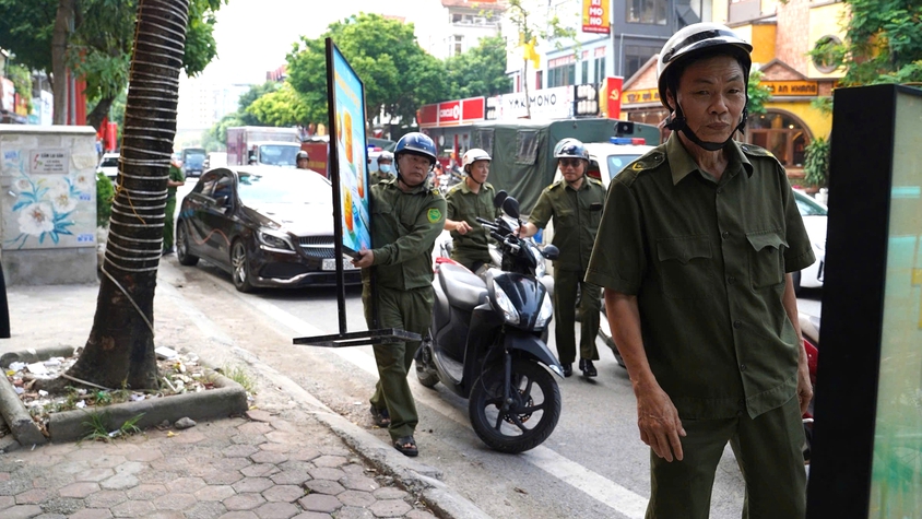 Một ngày làm nhiệm vụ của Công an phường Hà Đông: Giữ vỉa hè, dẹp quán game đến xử lý xe vi phạm.