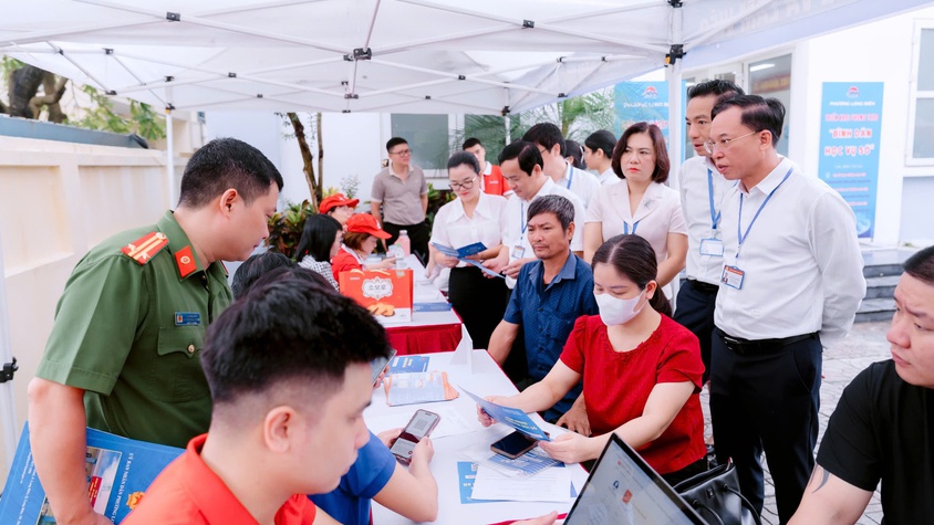 Phường Long Biên phát động hưởng ứng Chiến dịch “45 ngày đêm ra quân hỗ trợ hoạt động chuyển đổi số”