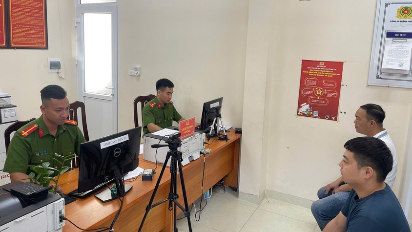 CÔNG AN XÃ BA VÌ THỰC HIỆN CAO ĐIỂM CẤP, ĐỔI THẺ ĐẢNG VIÊN GẮN CHÍP