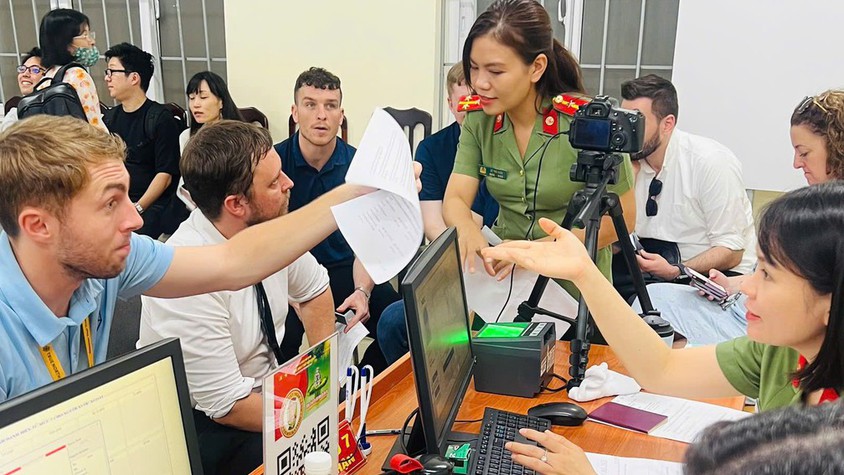 Công an phường Hà Đông đẩy mạnh tuyên truyền cấp tài khoản định danh điện tử mức 2 cho người nước ngoài