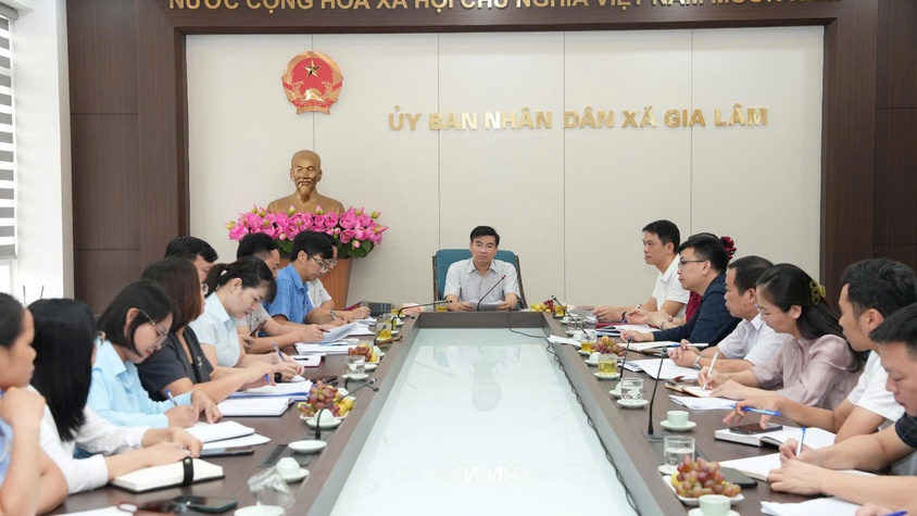 Chủ tịch UBND xã làm việc với Phòng Văn hóa – Xã hội, Trung tâm VHTT&TT và Trạm Y tế xã