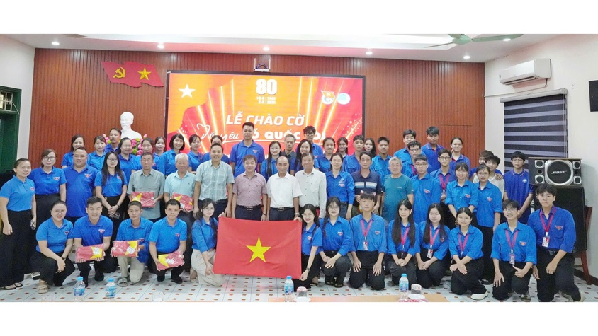 SƠN TÂY TỔ CHỨC LỄ CHÀO CỜ “ TÔI YÊU TỔ QUỐC TÔI”