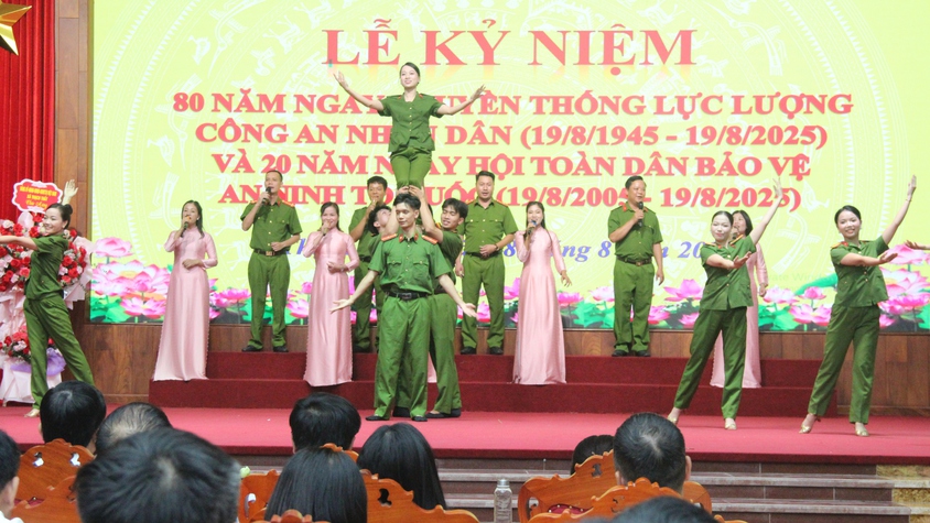 Thạch Thất long trọng kỷ niệm 80 năm Ngày truyền thống Công an Nhân dân và 20 năm Ngày hội Toàn dân bảo vệ An ninh Tổ quốc 
