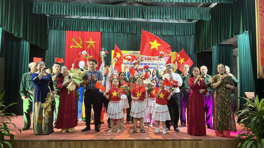 Thôn An Bình, xã An Khánh tổ chức Liên hoan văn nghệ chào mừng kỷ niệm 80 năm Cách mạng tháng Tám thành công và Quốc khánh 02/9