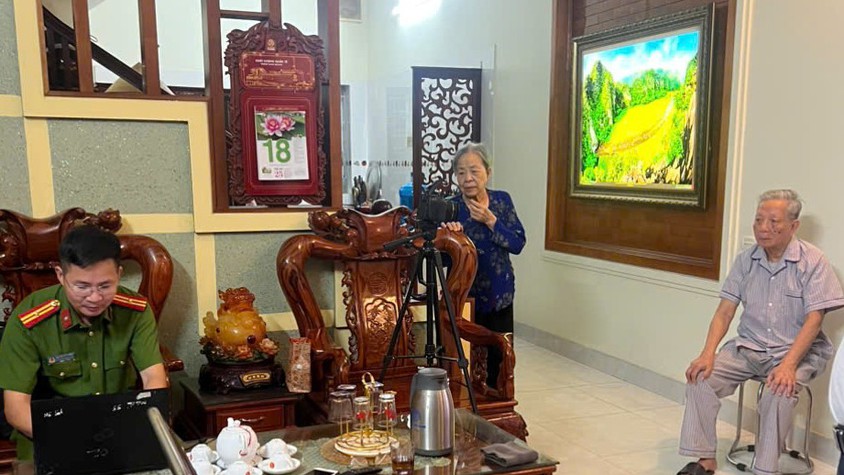 TINH THẦN TẬN TỤY, TRÁCH NHIỆM CỦA CÔNG AN XÃ YÊN LÃNG TRONG THỰC HIỆN NHIỆM VỤ ĐỔI THẺ ĐẢNG VIÊN.