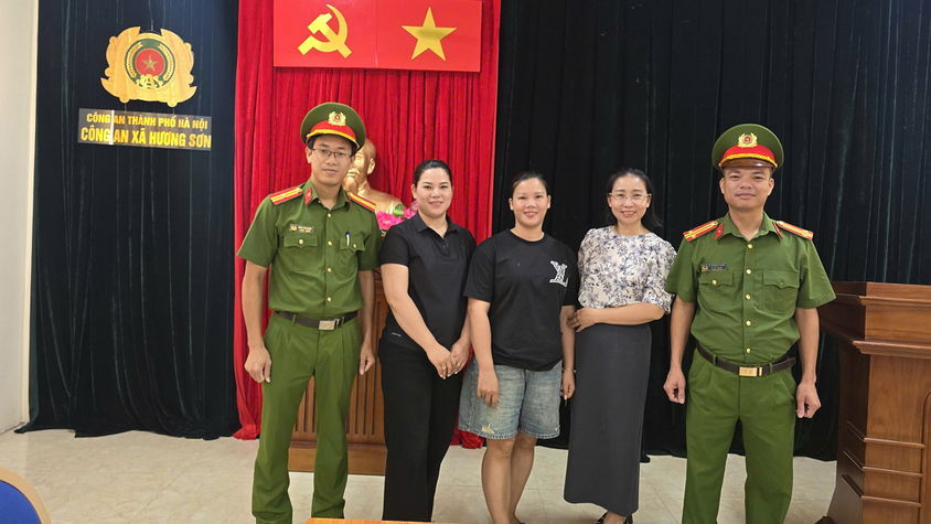 Công an xã Hương Sơn hỗ trợ người dân nhận lại 400 triệu đồng chuyển nhầm