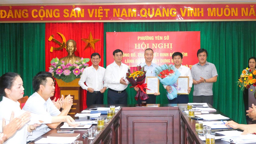 Phường Yên Sở tổ chức Hội nghị công bố các quyết định bổ nhiệm cán bộ lãnh đạo, quản lý Ban Xây dựng Đảng và Phòng Kinh tế, Hạ tầng và Đô thị