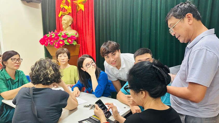 Ngày hội ra quân hỗ trợ hoạt động chuyển đổi số tại khu dân cư cụm Trung Kính Hạ