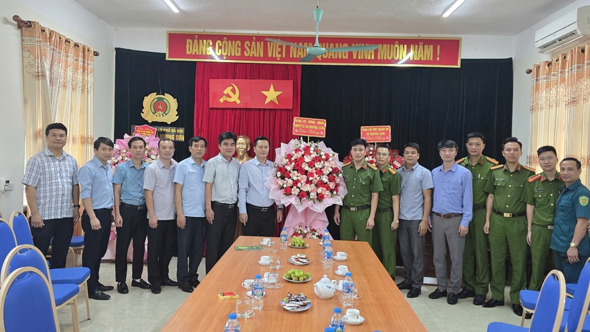 Các đồng chí lãnh đạo xã chúc mừng lực lượng Công an xã nhân kỷ niệm 80 năm Ngày truyền thống