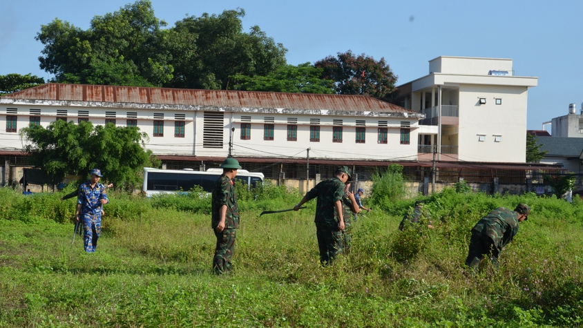 Phường Tùng Thiện ra quân tổng vệ sinh môi trường chào mừng kỷ niệm các ngày lễ lớn của dân tộc

