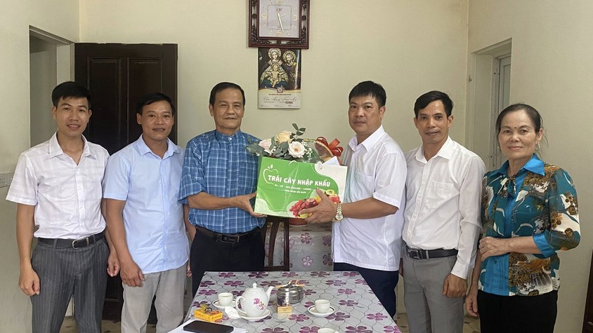 Ủy ban MTTQ Việt Nam xã Minh Châu thăm, tặng quà Linh mục Giáo họ Chu Chàng