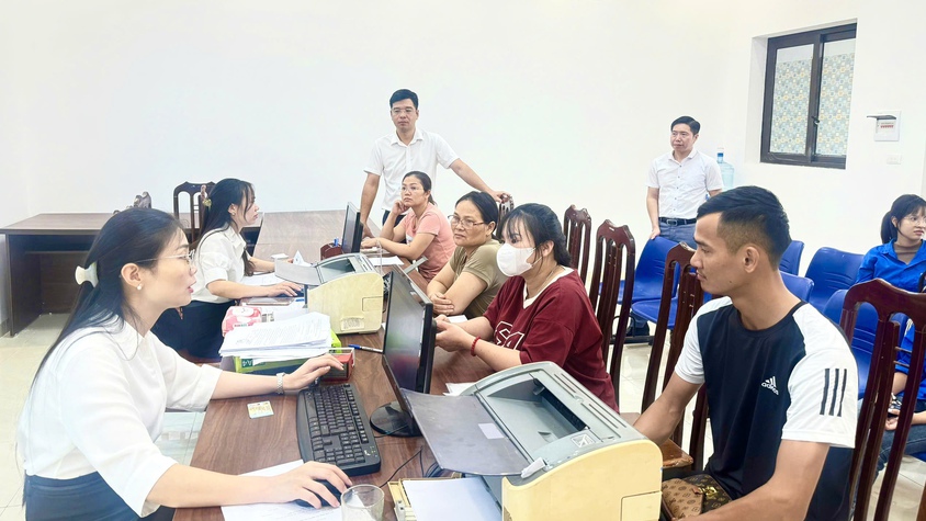 Phó Chủ tịch UBND xã kiểm tra hoạt động tại Điểm phục vụ hành chính công khu vực Sài Sơn