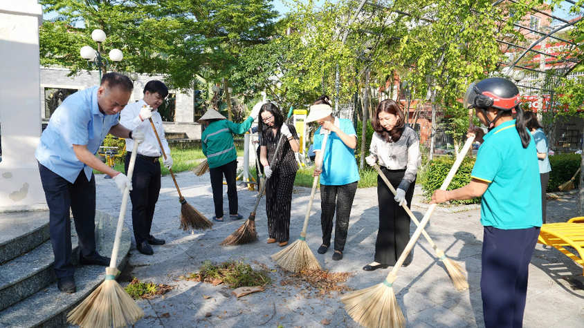 Xã Đan Phượng ra quân tổng vệ sinh môi trường, đảm bảo trật tự văn minh đô thị.