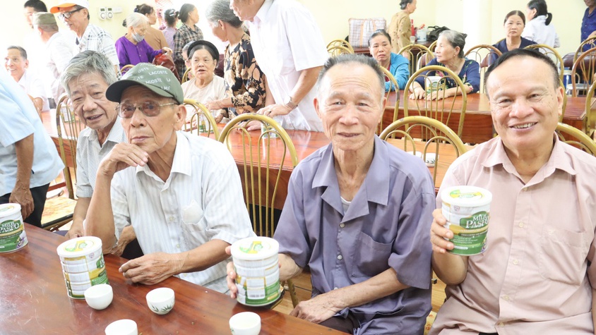 Công ty Cổ phần Giải Pháp Dinh Dưỡng Toàn Cầu trao tặng sản phẩm sữa Milk Pasfo cho người có công trên địa bàn xã Đại Xuyên