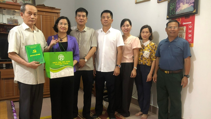 Đồng chí Nguyễn Thị Hường thăm tặng quà người có công tiêu biểu