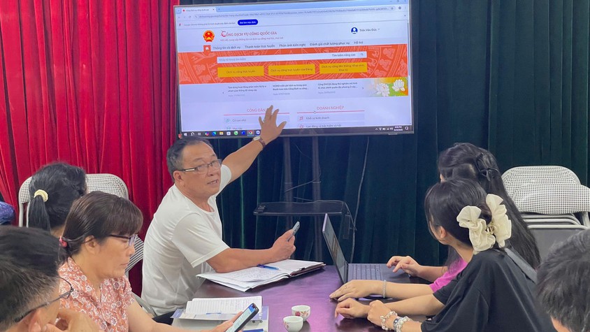 XÃ ĐÔNG ANH TĂNG CƯỜNG HOẠT ĐỘNG CỦA TỔ CHUYỂN ĐỔI SỐ CỘNG ĐỒNG VÀ “ĐIỂM BÌNH DÂN HỌC VỤ SỐ LƯU ĐỘNG”