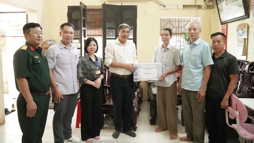 Lãnh đạo xã Thường Tín thăm hỏi, tặng quà người có công với cách mạng