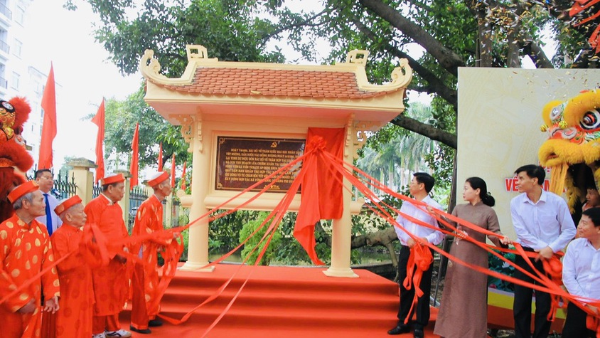 Phường Xuân Phương gắn biển địa điểm Bác Hồ về thăm Nhân dân Kiều Mai.